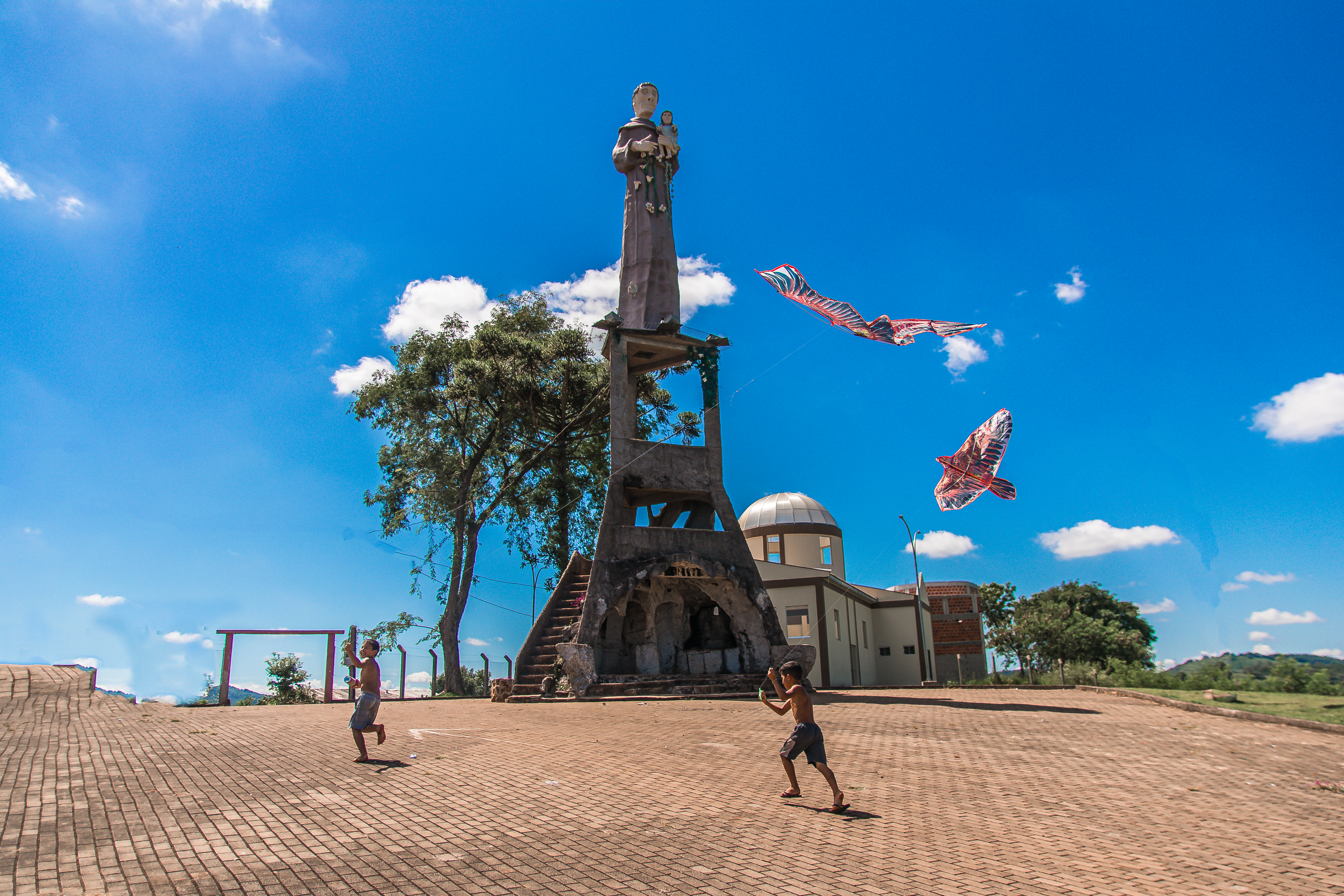 Rafaela de Fatima Forte com Monumento Santo Antonio de Padua